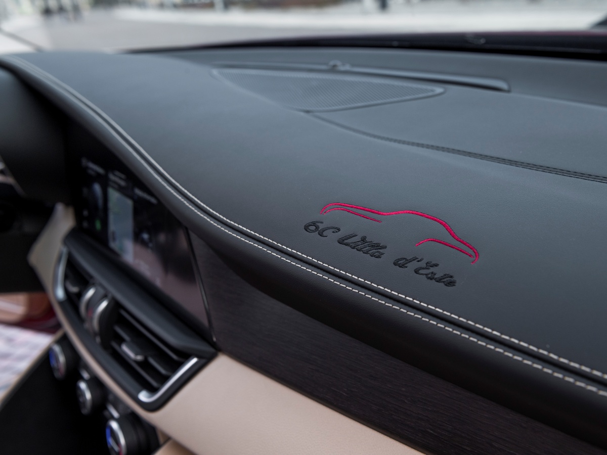 Deska rozdzielcza z logo limitowanej edycji „6C Villa D’Este”