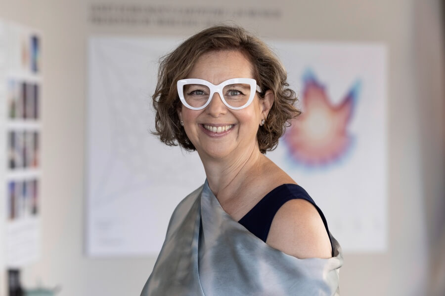 Autorka rzeźby z materiałów recyclingowych