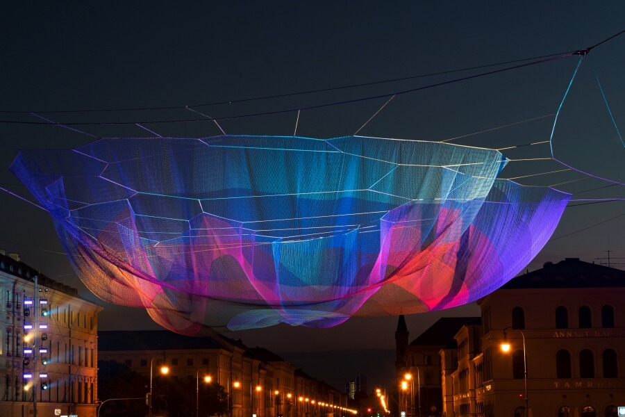 Rzeźby z recyklingu podświetlone